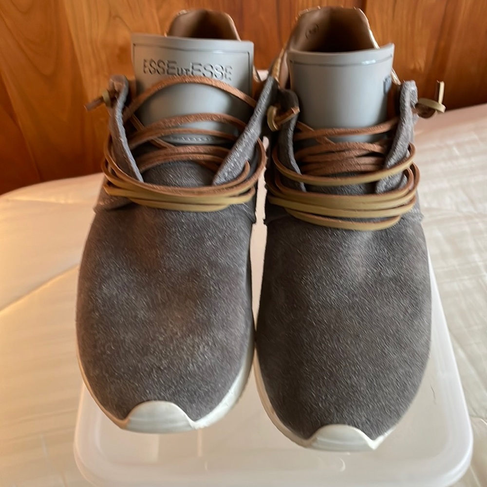 Esseutesse grey suede fringe sneaker